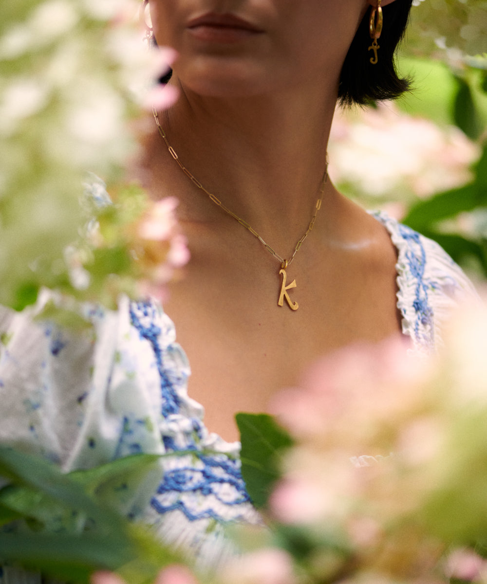 XL-gold-paperclip-letra-pendant