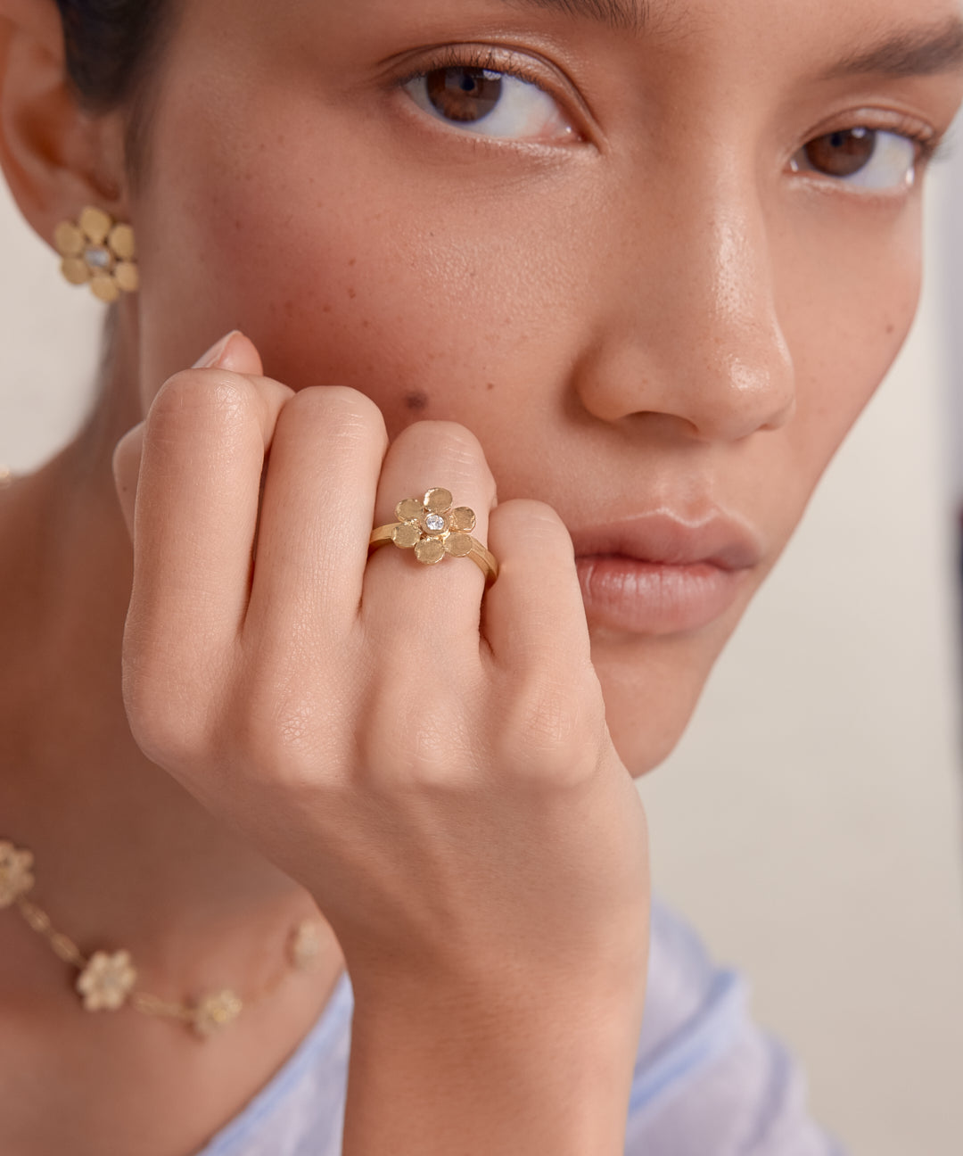 solid-gold-daisy-ring
