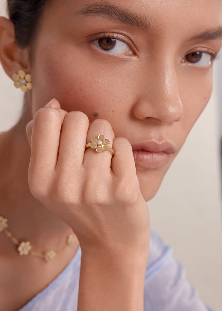 solid-gold-daisy-ring