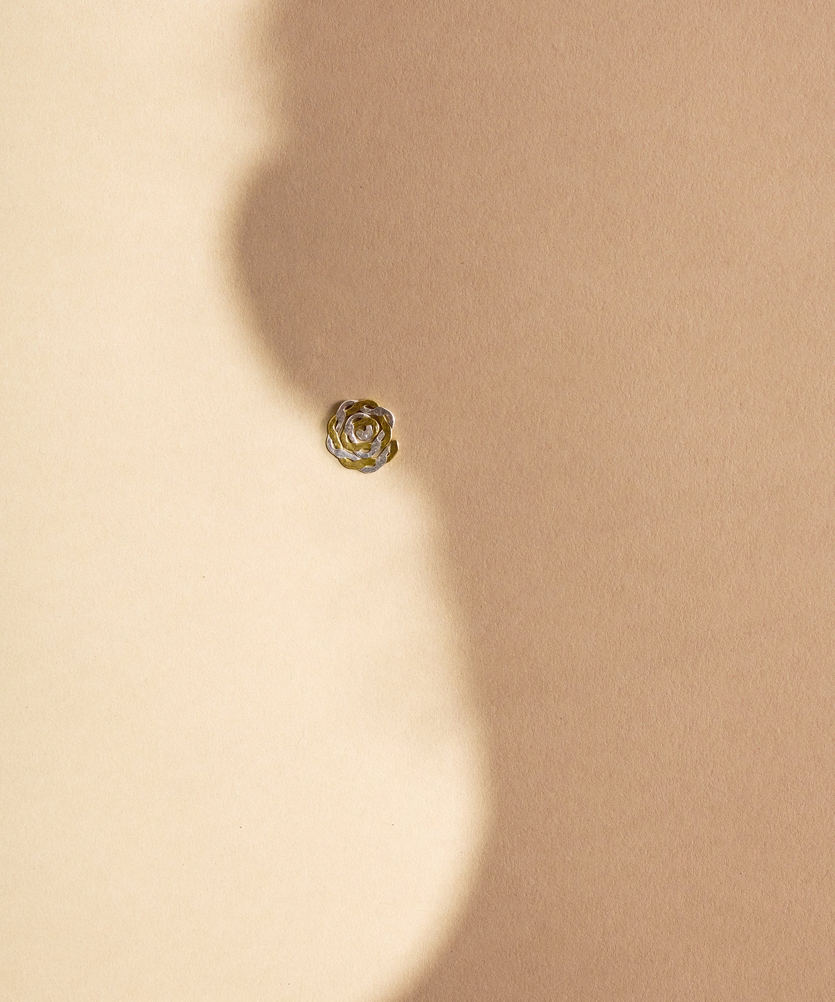 kitty-joyas-celestial-swirl-stud-mixed-metals