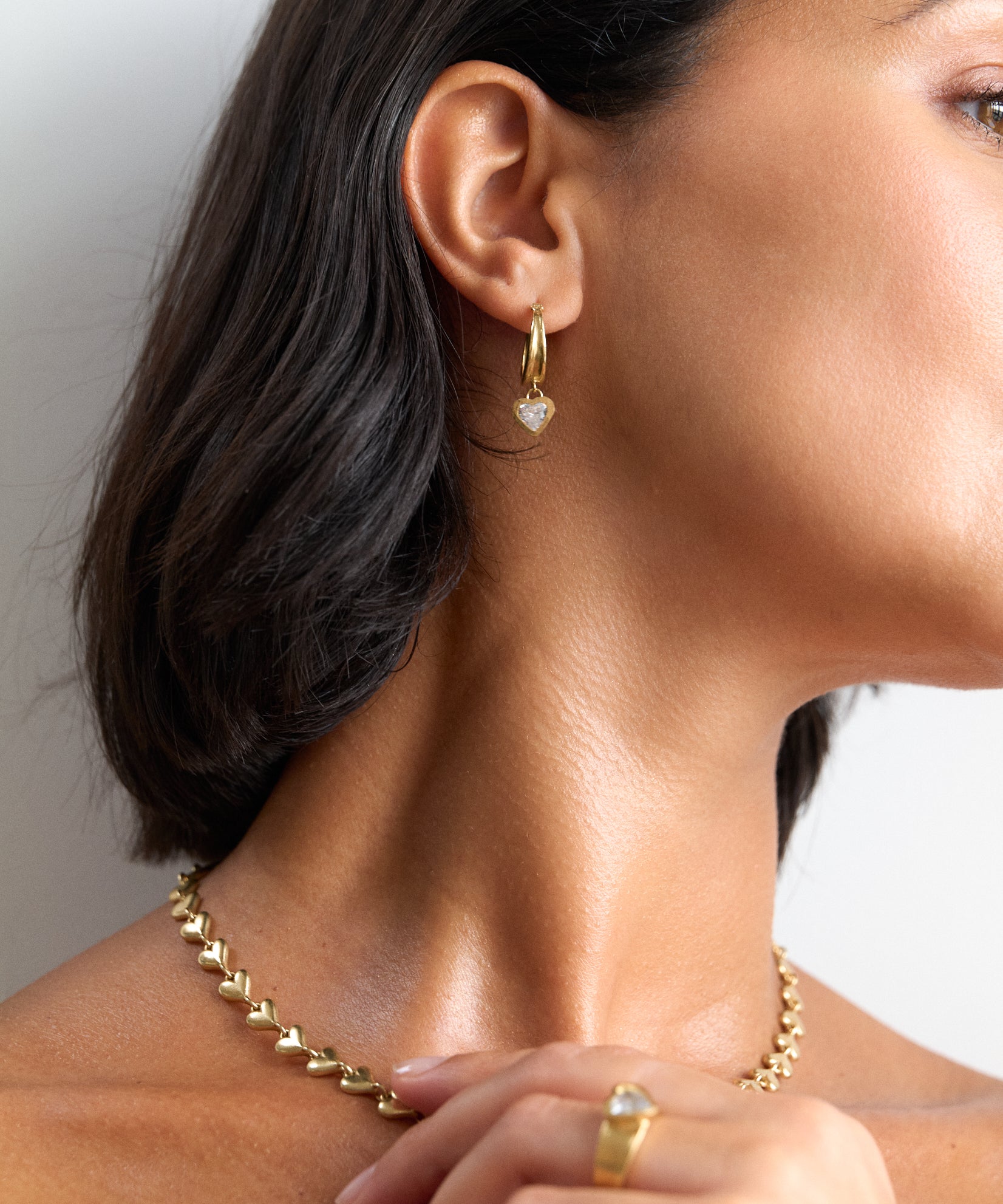 kitty-joyas-huggie-heart-hoop-earrings