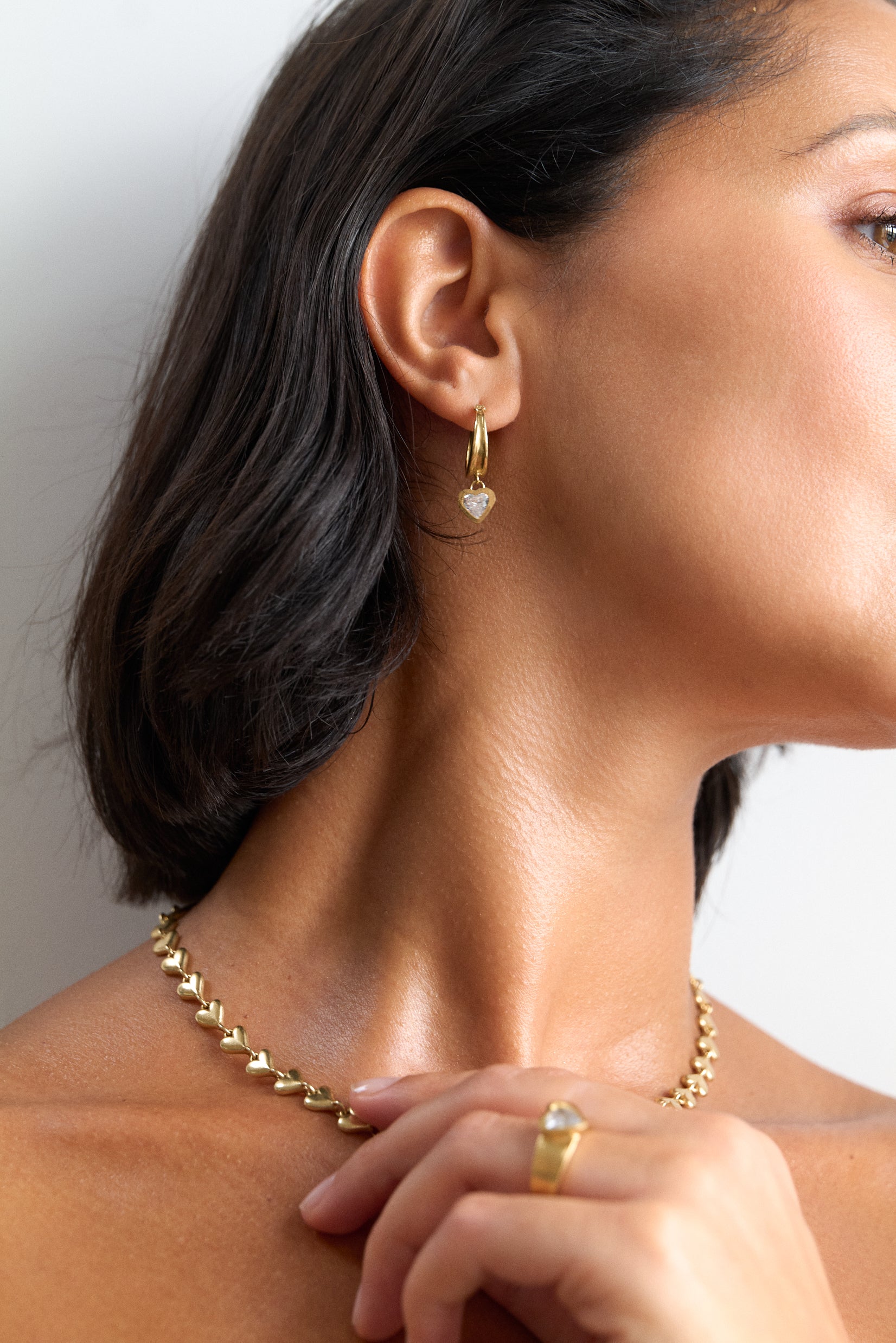 kitty-joyas-huggie-heart-hoop-earrings