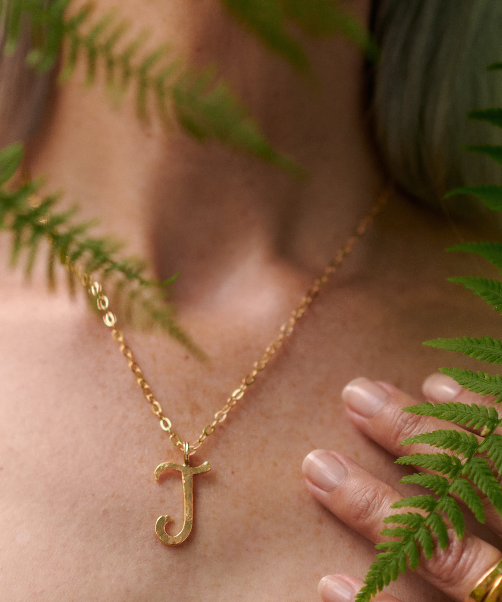 kitty-joyas-la-letra-handmade-J-pendant