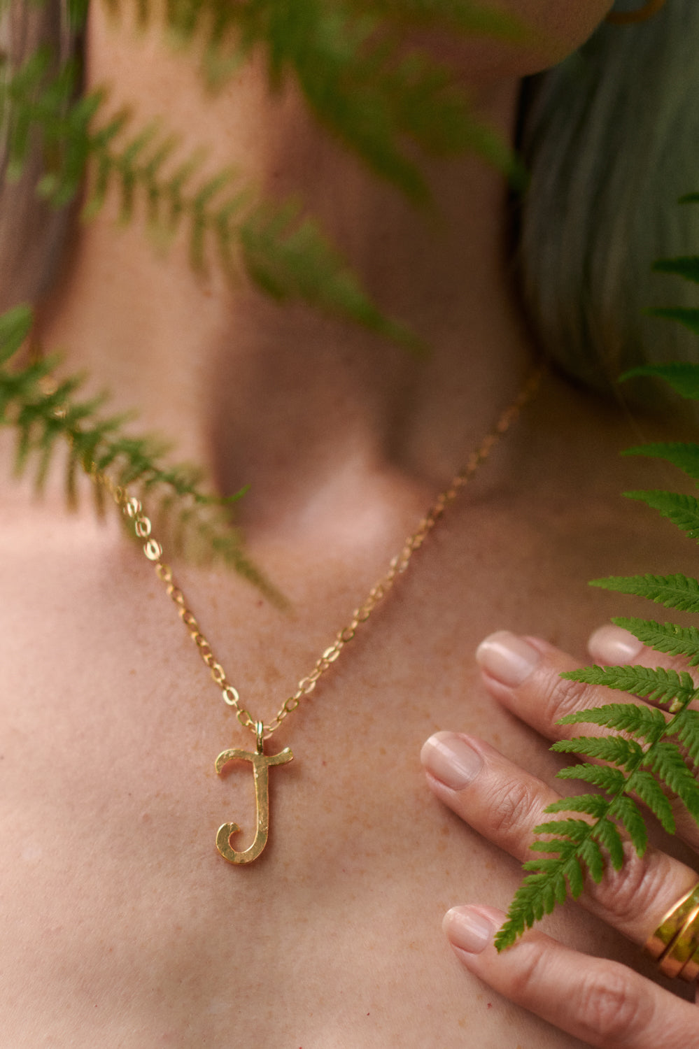 kitty-joyas-la-letra-handmade-J-pendant