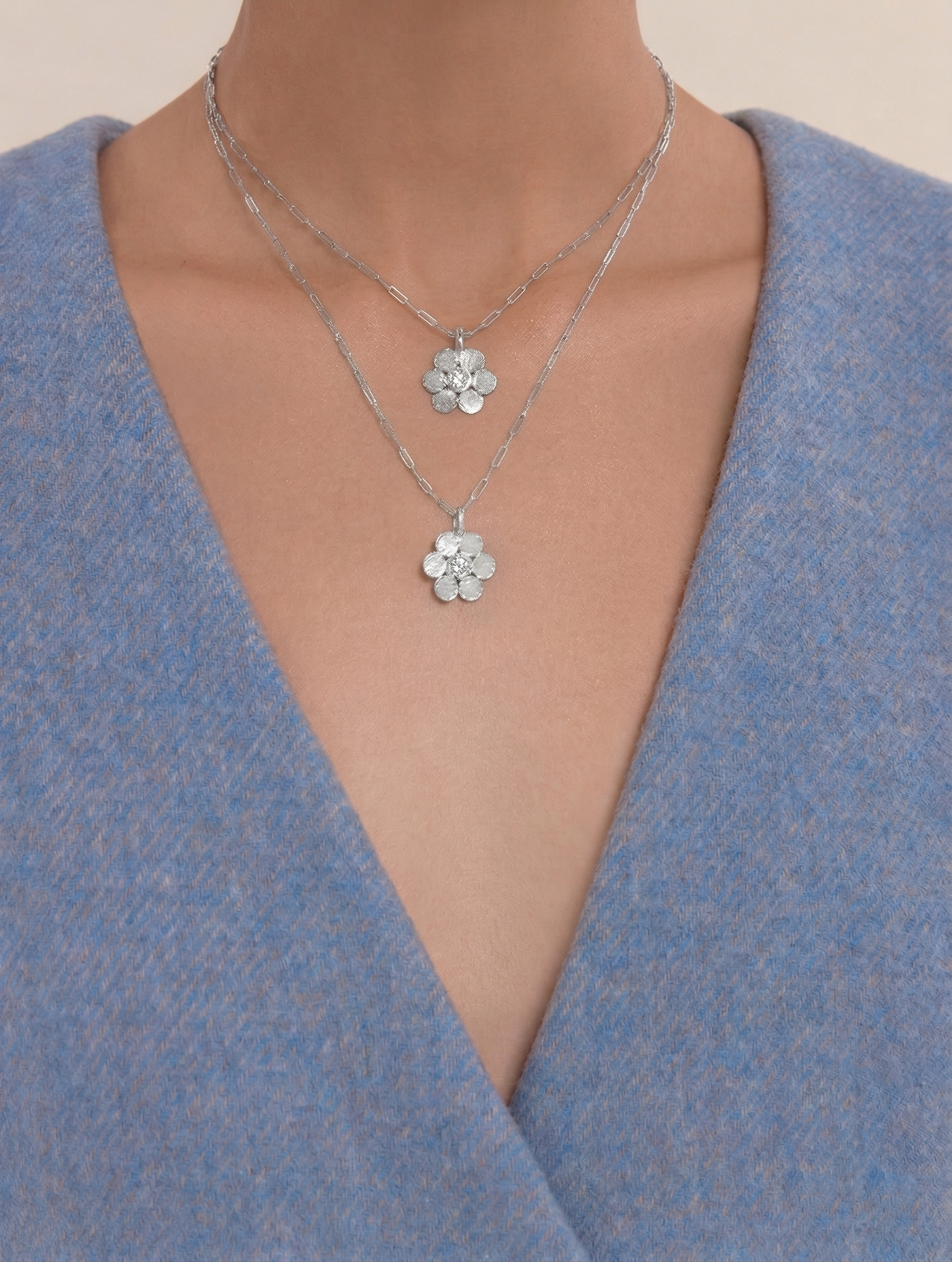 kitty-joyas-silver-iris-flower-necklace-aquamarine-sapphire