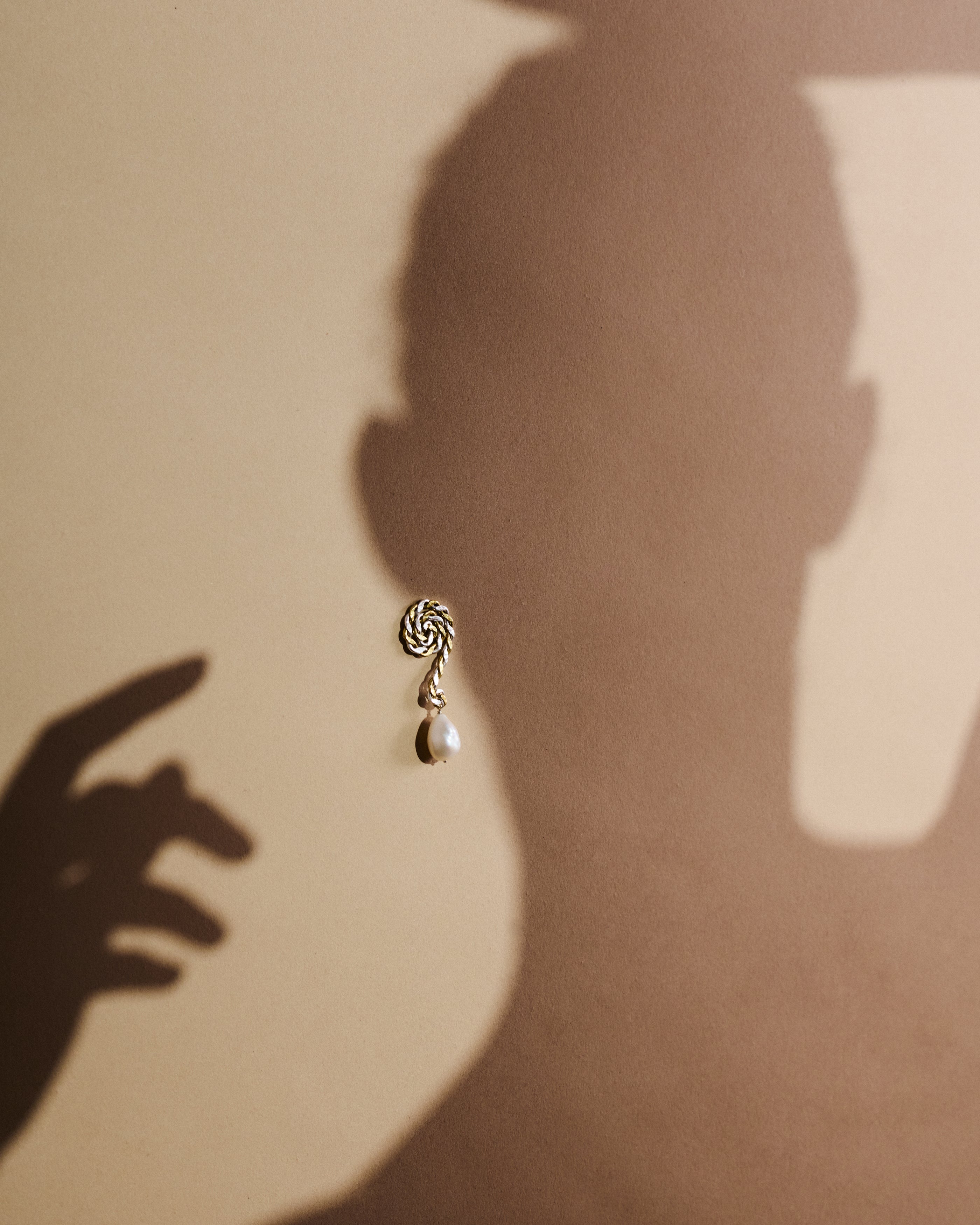 twisted-twirl-pearl-earring