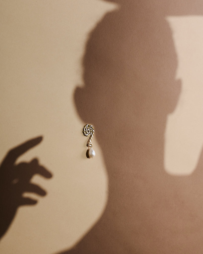 twisted-twirl-pearl-earring